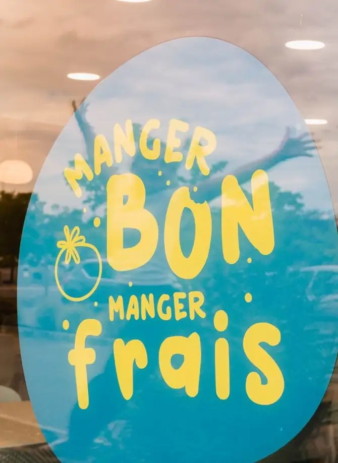 La vitrine du restaurant, peinte « Manger bon, manger frais »