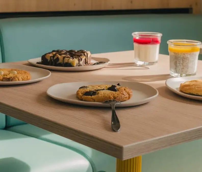 Cookies, brownie et desserts maison sur une table du restaurant
