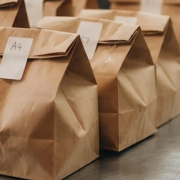 Des commandes en sacs kraft, prêtes au comptoir
