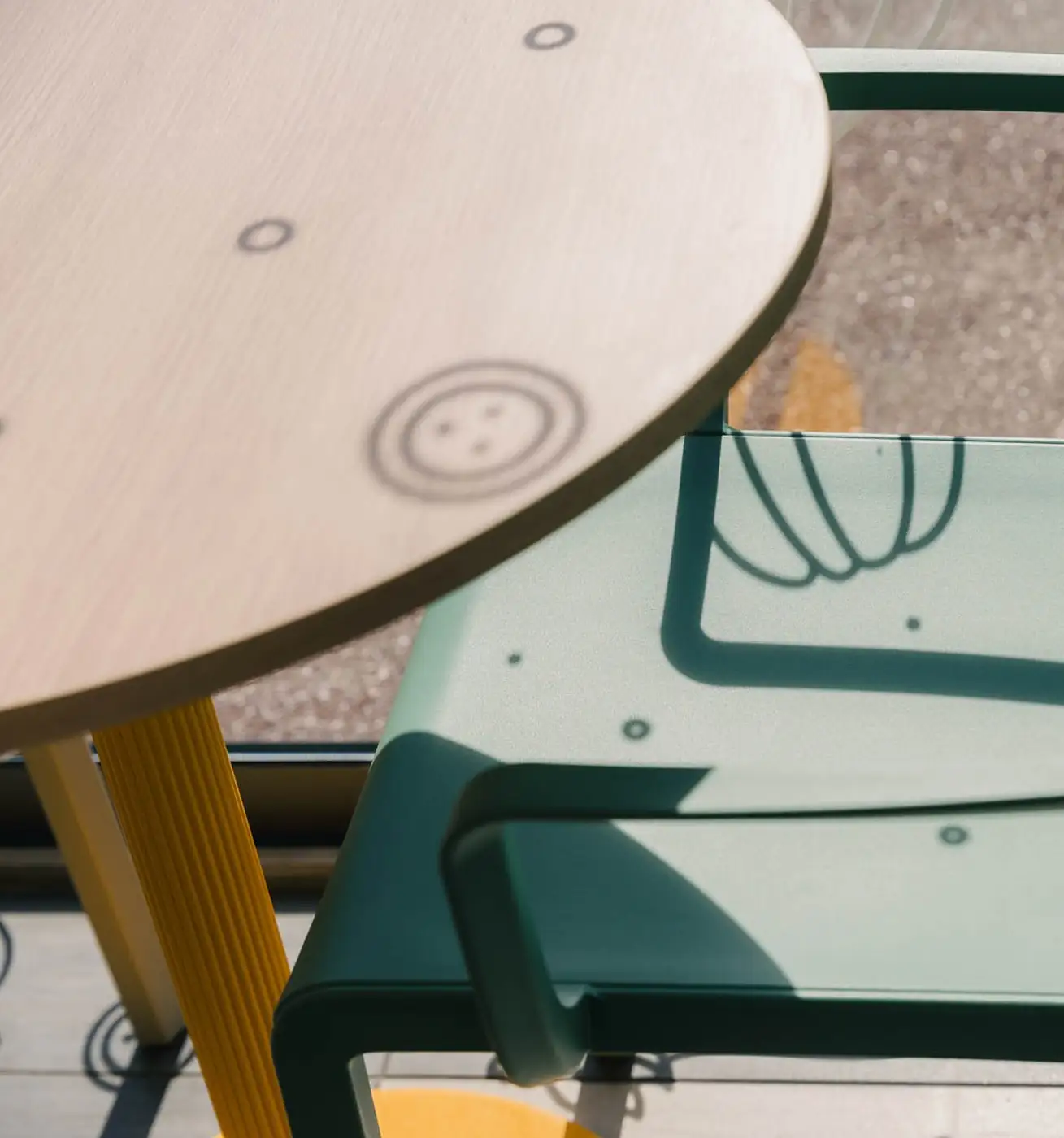 Une table du restaurant, son plateau clair marqué du rond Springtime