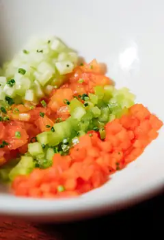 Dés de tomate et de concombre